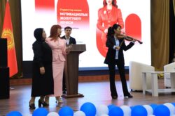 Ассоль Молдокматова ОшМУнун студенттери менен баарлашты