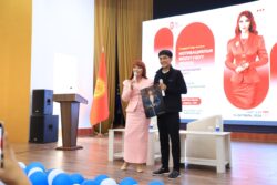 Ассоль Молдокматова ОшМУнун студенттери менен баарлашты