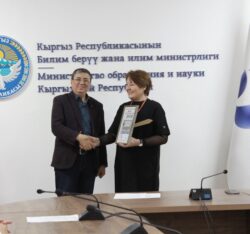 КЫРГЫЗСТАН МЕКТЕП ТАМАГЫН УЮШТУРУУДА ЛИДЕР