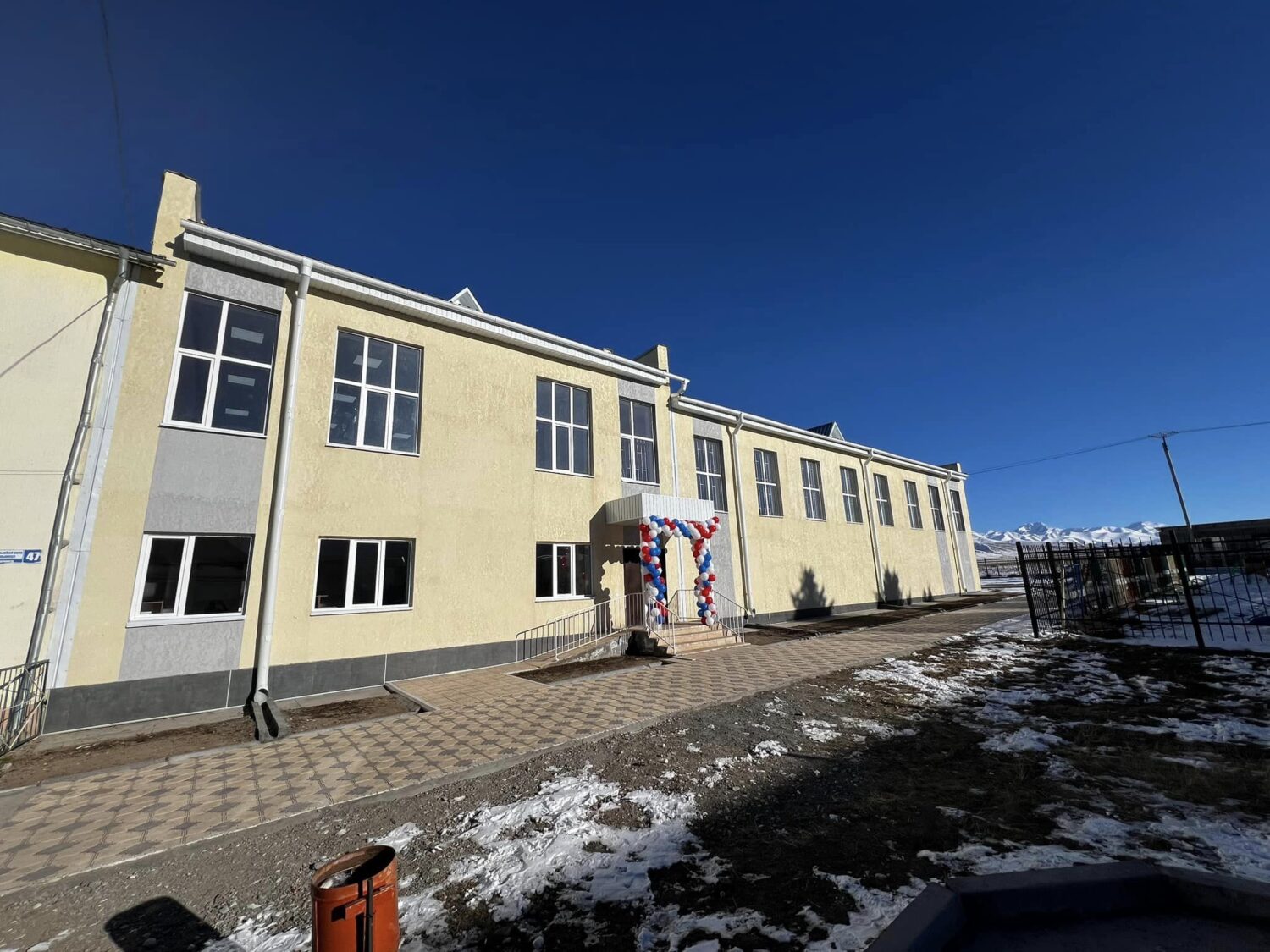 НАРЫН ШААРЫНДА 375 ОРУНДУУ ЖАҢЫ МЕКТЕП ПАЙДАЛАНУУГА БЕРИЛДИ