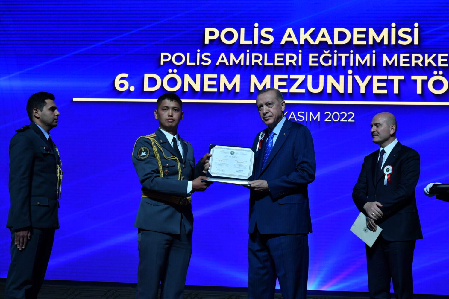 Ажонун колунан  сыйлык алган Адилет