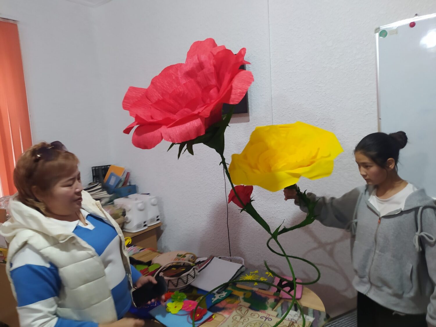 СТУДЕНТТЕР АЯЛУУ БАЛДАРГА КОЛ СУНДУ