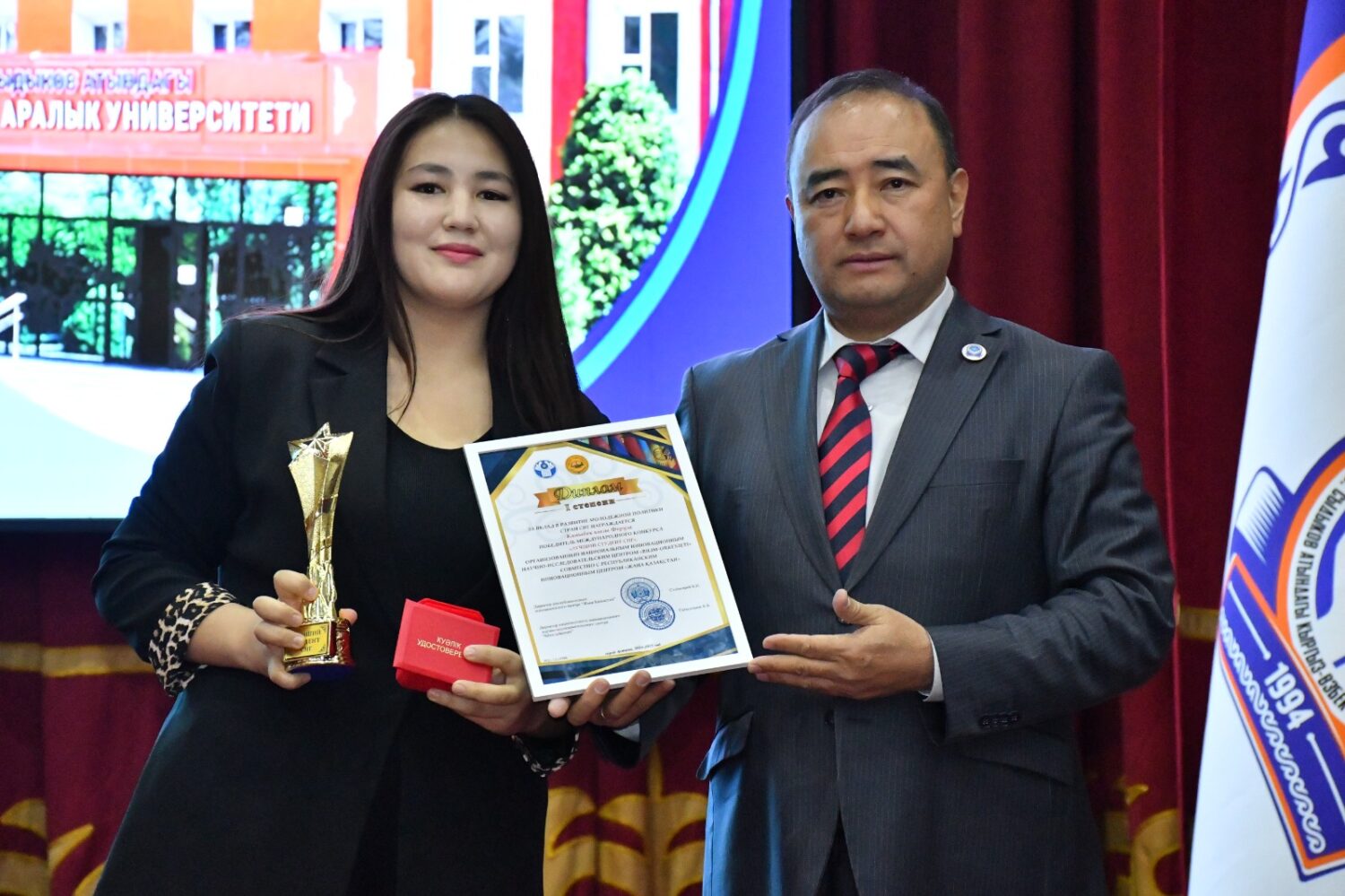 КӨЭАУ алдыңкы студенттерди сыйлады