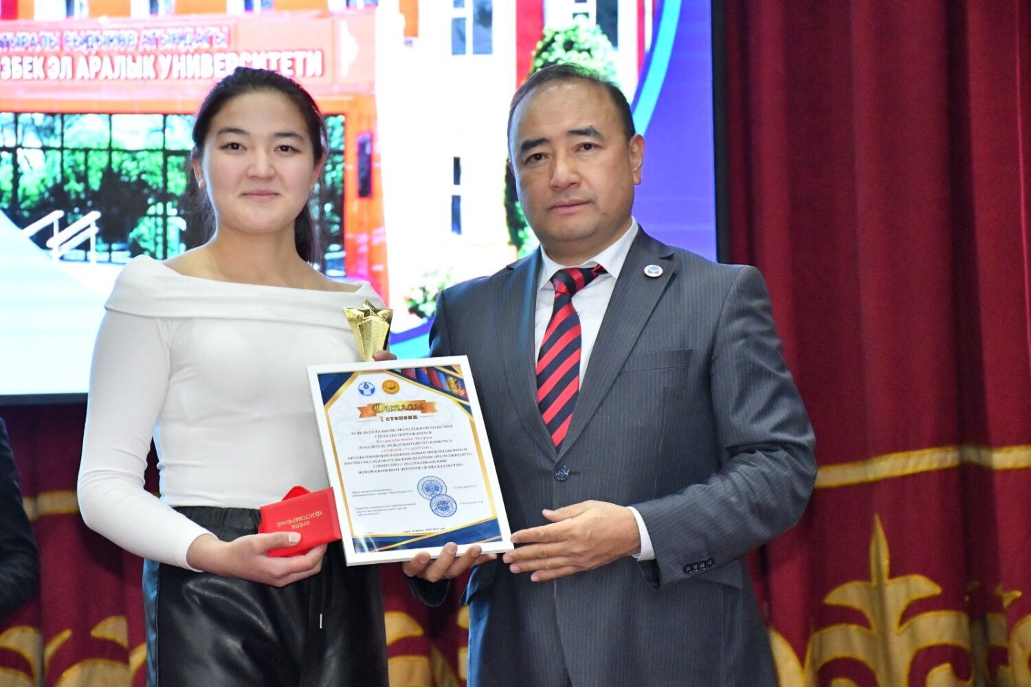 КӨЭАУ алдыңкы студенттерди сыйлады