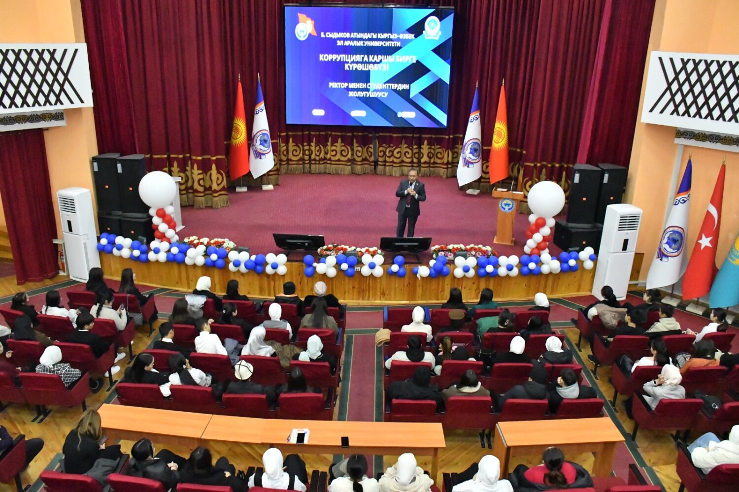 КӨЭАУ алдыңкы студенттерди сыйлады