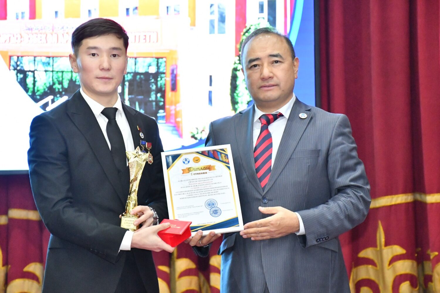 КӨЭАУ алдыңкы студенттерди сыйлады