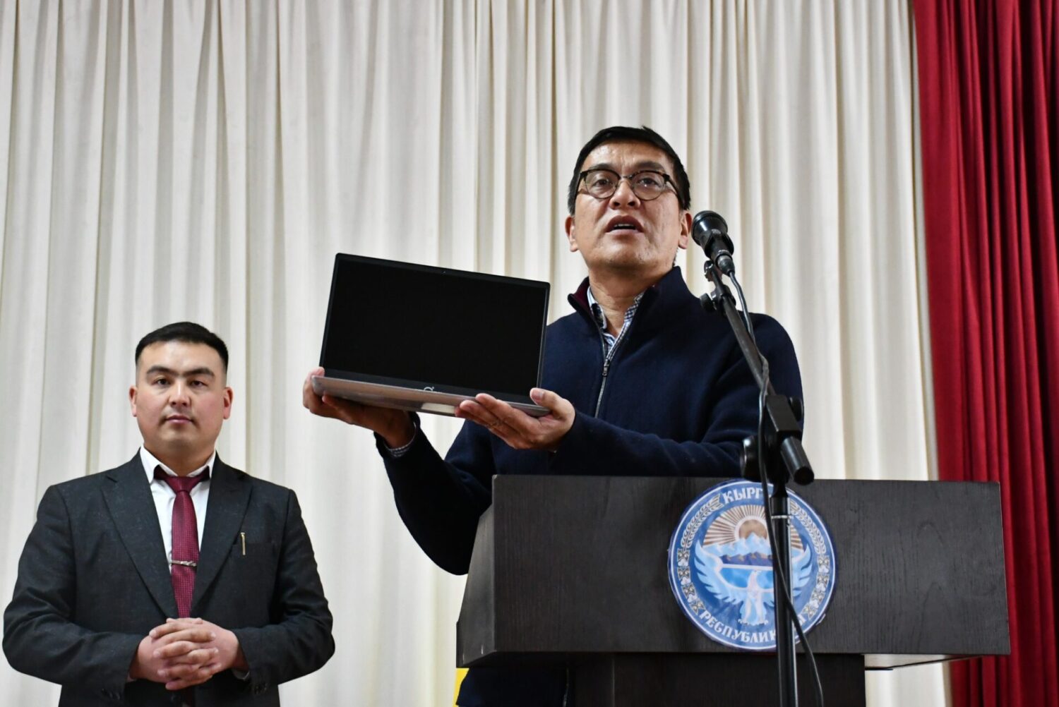 МУГАЛИМДЕРГЕ “АЛТЫН КАЗЫК” БРЕНДИНДЕГИ НОУТБУКТАР ТАПШЫРЫЛДЫ