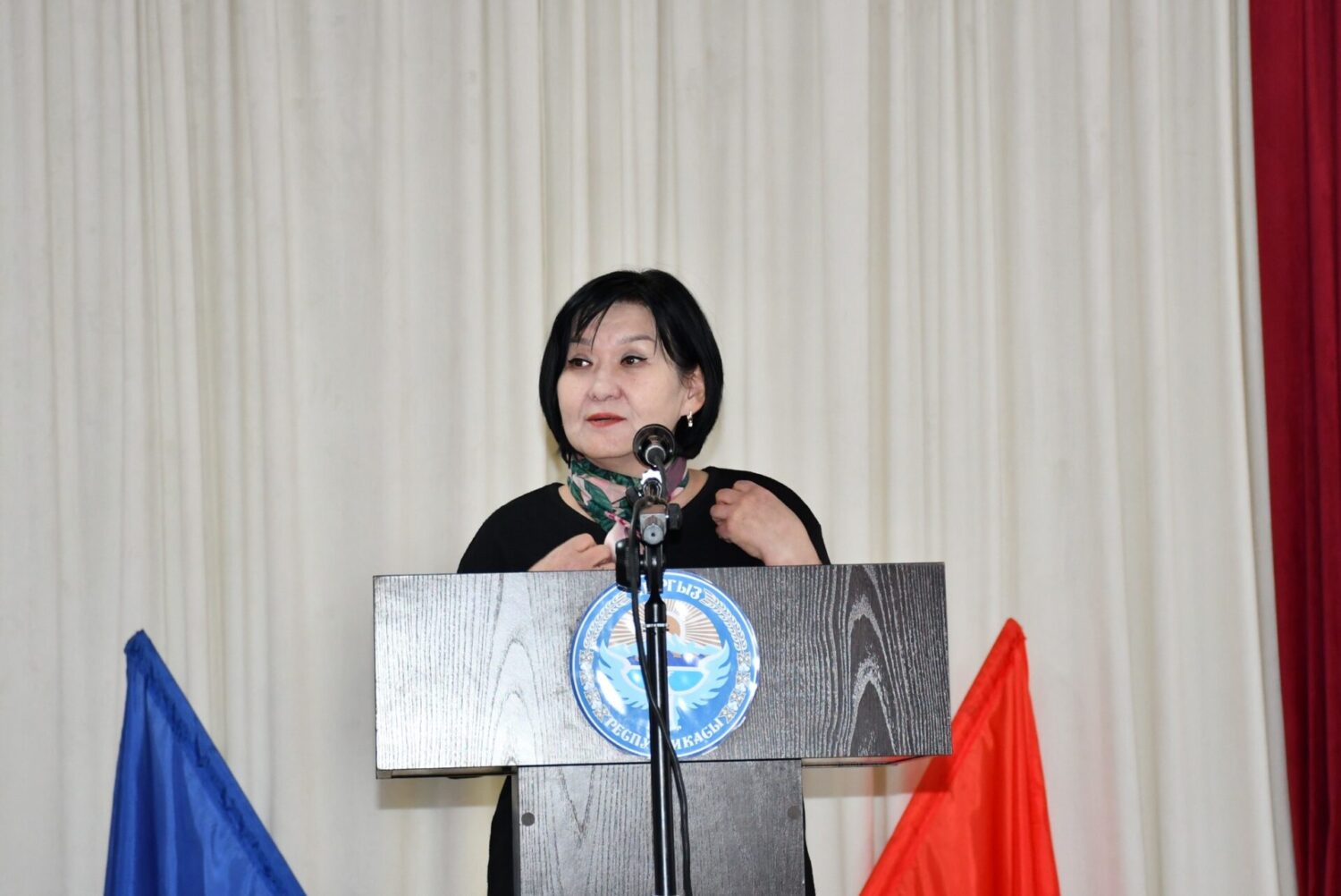 МУГАЛИМДЕРГЕ “АЛТЫН КАЗЫК” БРЕНДИНДЕГИ НОУТБУКТАР ТАПШЫРЫЛДЫ