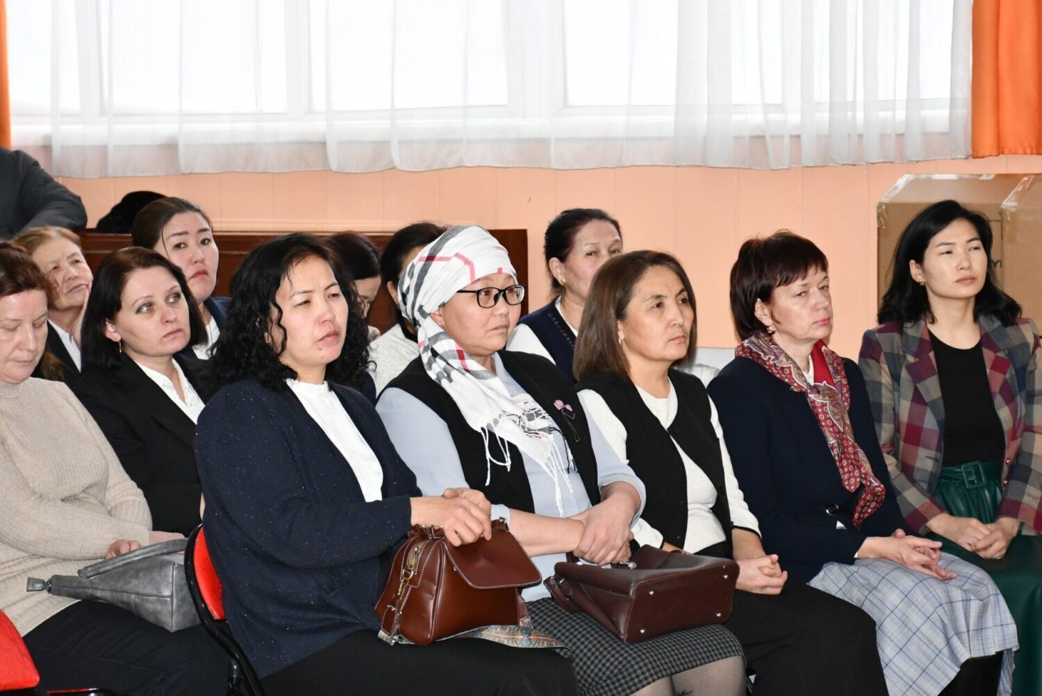 МУГАЛИМДЕРГЕ “АЛТЫН КАЗЫК” БРЕНДИНДЕГИ НОУТБУКТАР ТАПШЫРЫЛДЫ