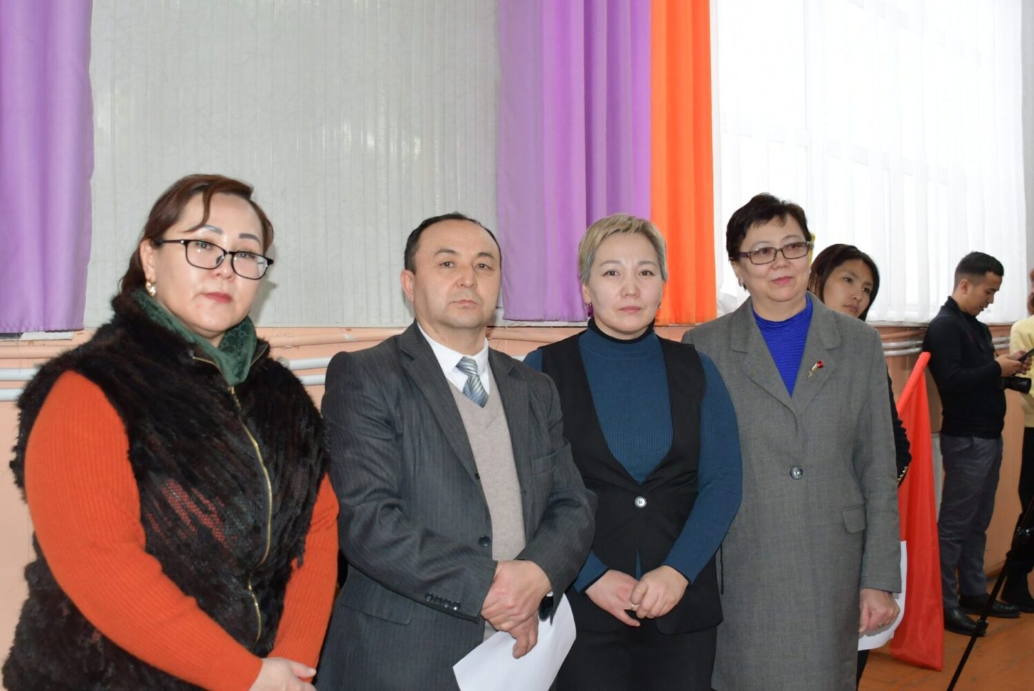 МУГАЛИМДЕРГЕ “АЛТЫН КАЗЫК” БРЕНДИНДЕГИ НОУТБУКТАР ТАПШЫРЫЛДЫ