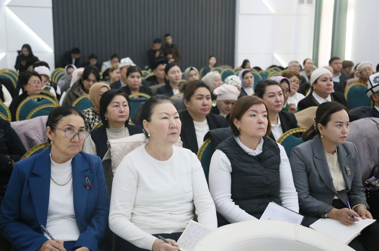 Ош шаарындагы бардык мугалимдер кесиптик чеберчилигин жогорулатышат