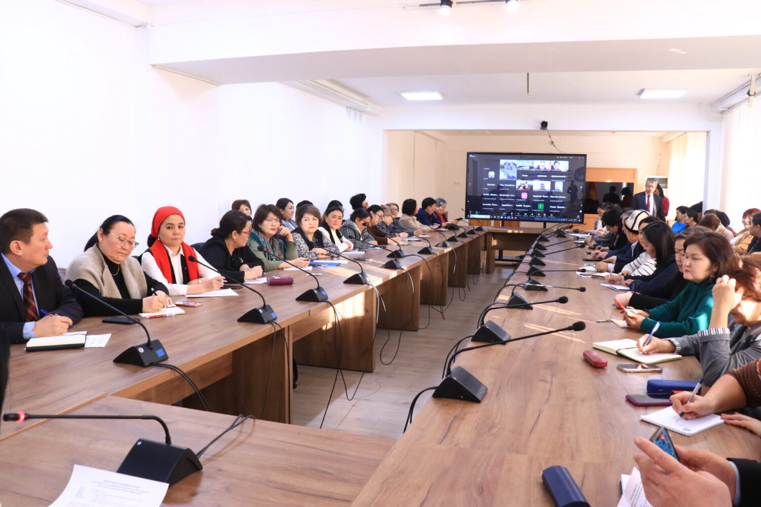 БАЛА БАКЧАЛАР ЖАНА МЕКТЕПТЕР ҮЧҮН БИЛИМ БЕРҮҮ СТАНДАРТЫНЫН ДОЛБООРУ ТАЛКУУЛАНДЫ