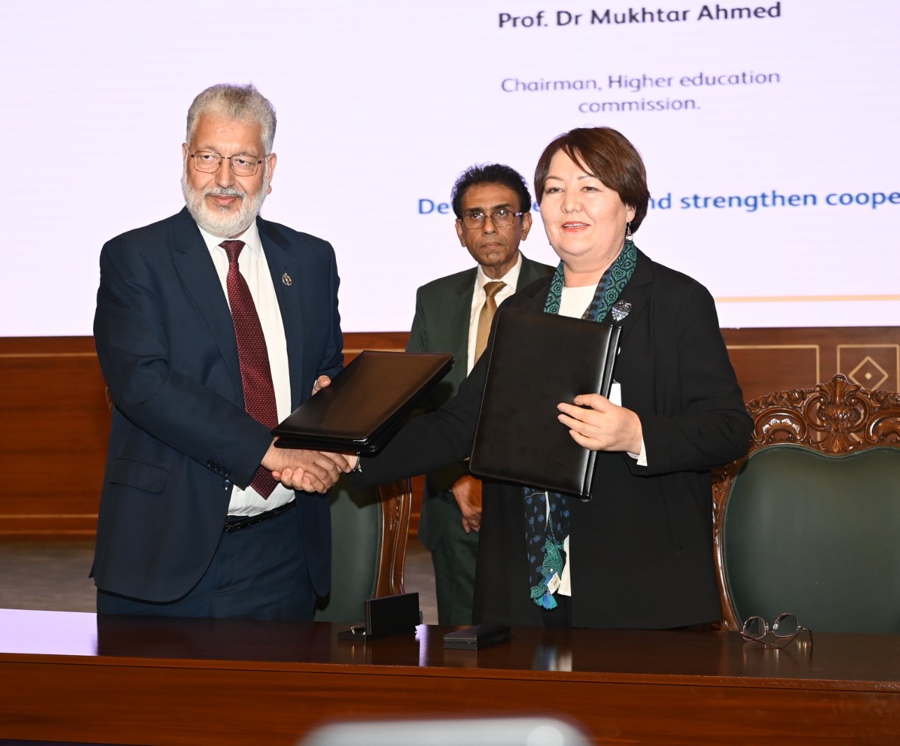 КЫРГЫЗСТАН МЕНЕН ПАКИСТАН ЖОГОРКУ БИЛИМ БЕРҮҮ ЖААТЫНДА КЫЗМАТТАШАТ