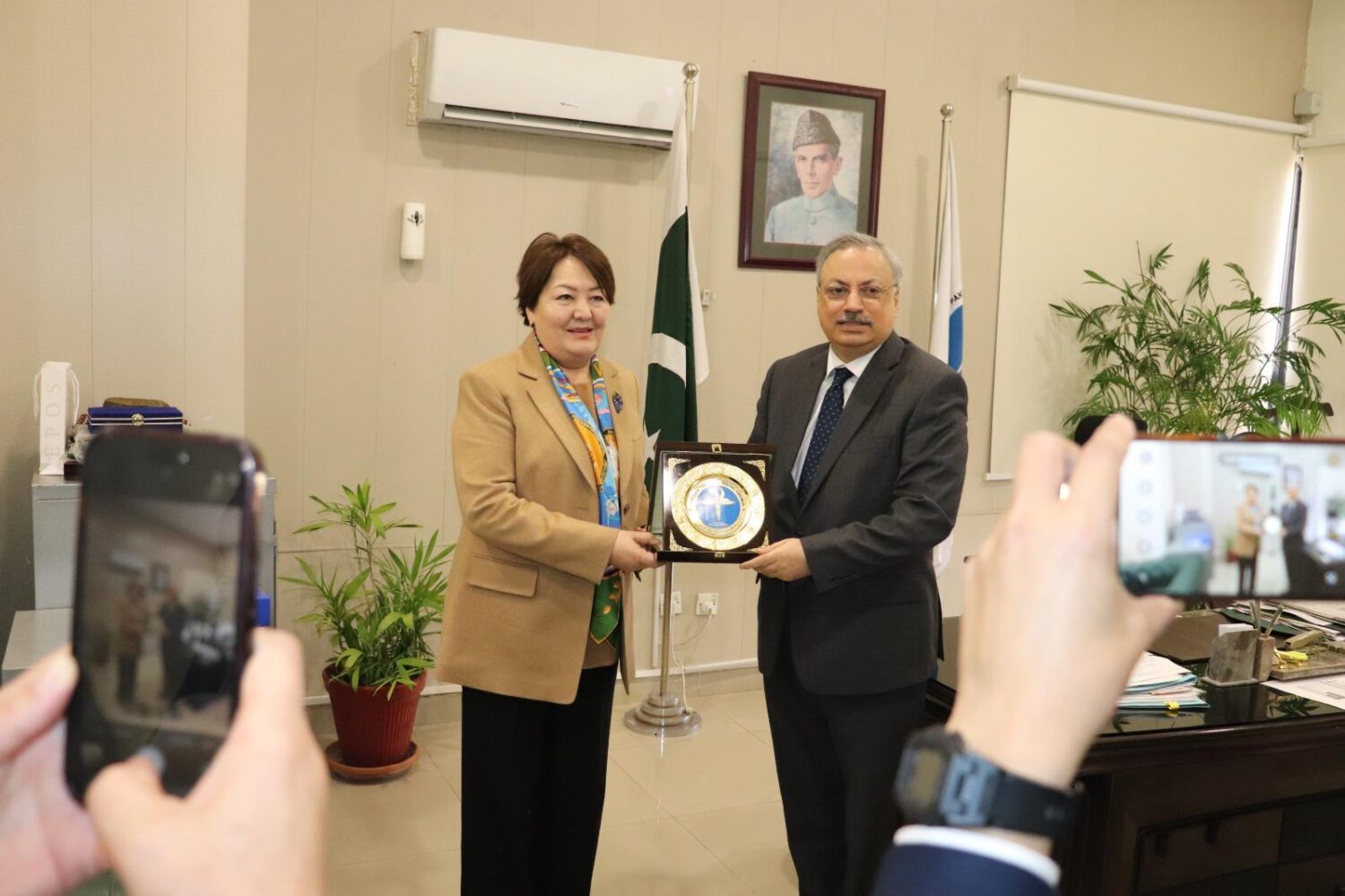 МИНИСТРДИН, МЕДИЦИНАЛЫК ЖОГОРКУ ОКУУ ЖАЙЛАРДЫН РЕКТОРЛОРУНУН ПАКИСТАНДАГЫ ИШ САПАРЫ