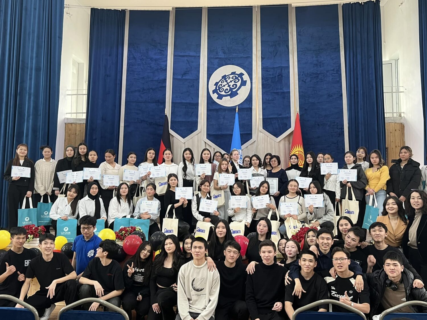 UNISTEM МЕКТЕБИНДЕ 97 ОКУУЧУ КЫЗ ТАК ИЛИМДЕР ДҮЙНӨСҮ МЕНЕН ТААНЫШТЫ