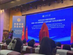 САДЫР ЖАПАРОВ: “ЭСТЕЛИКТИН АЧЫЛЫШЫ КЫРГЫЗСТАН МЕНЕН КЫТАЙДЫН ОРТОСУНДАГЫ КЫЗМАТТАШТЫКТЫ ЧЫҢДООНУН,  ЭЛДЕРИБИЗДИН ДОСТУГУНУН БЕКЕМ СИМВОЛУ”