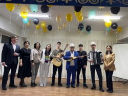 Студенттерге дем берген Атайбек Бөдөшов