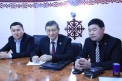 ОшМУ үч меморандумга кол койду