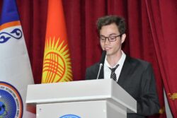 200 илимий баяндама окулду