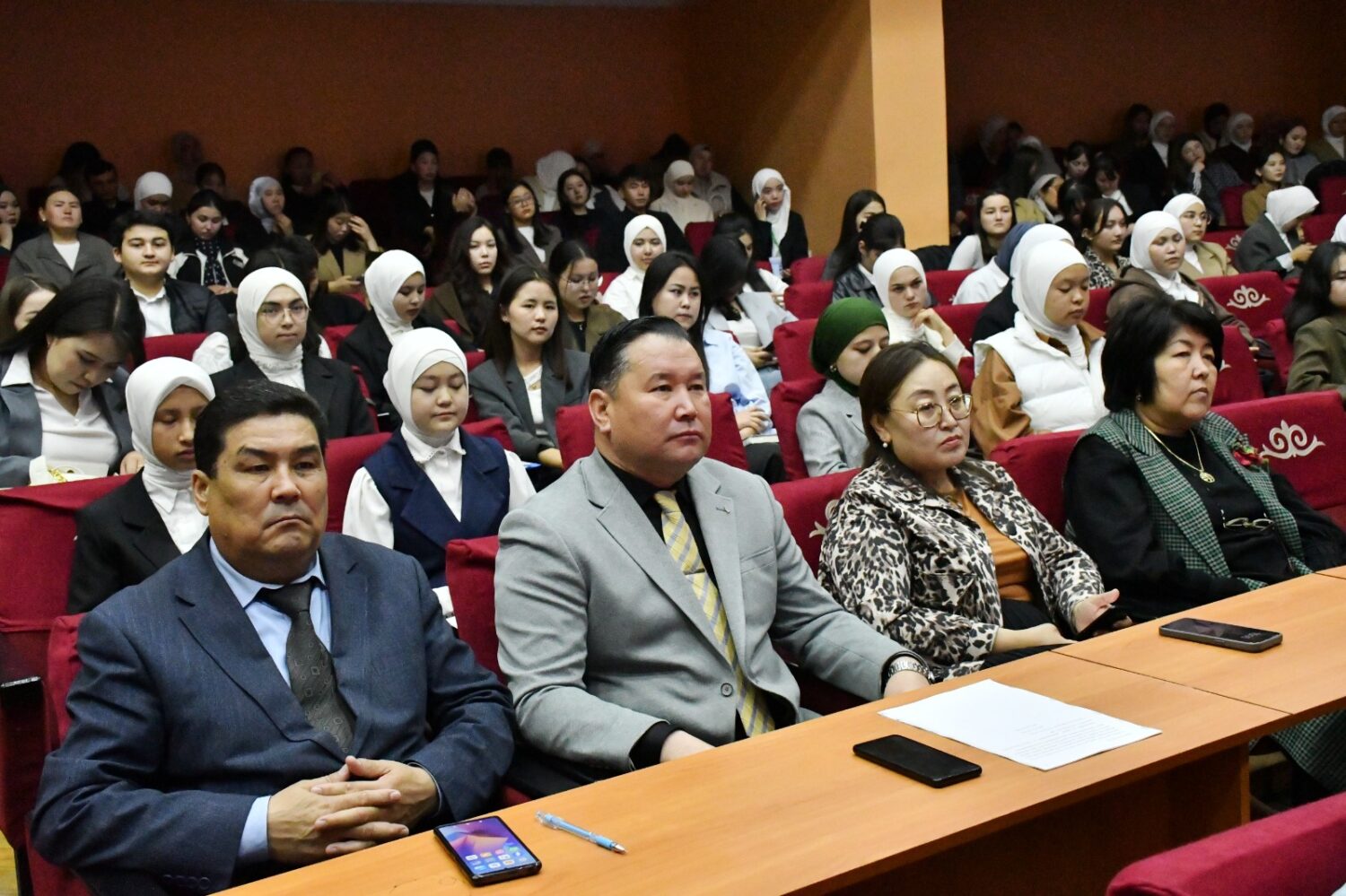 200 илимий баяндама окулду