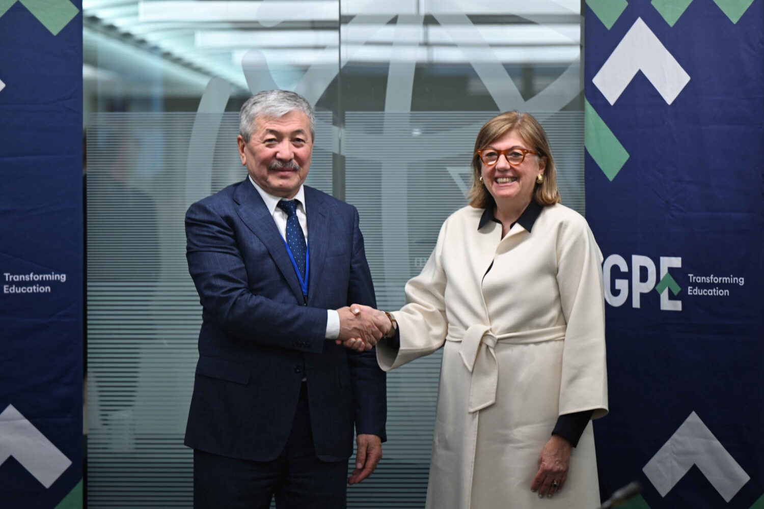 Глава Кабмина Адылбек Касымалиев и директор Глобального партнерства по образованию Лаура Фридженти обсудили перспективы сотрудничества в сфере образования