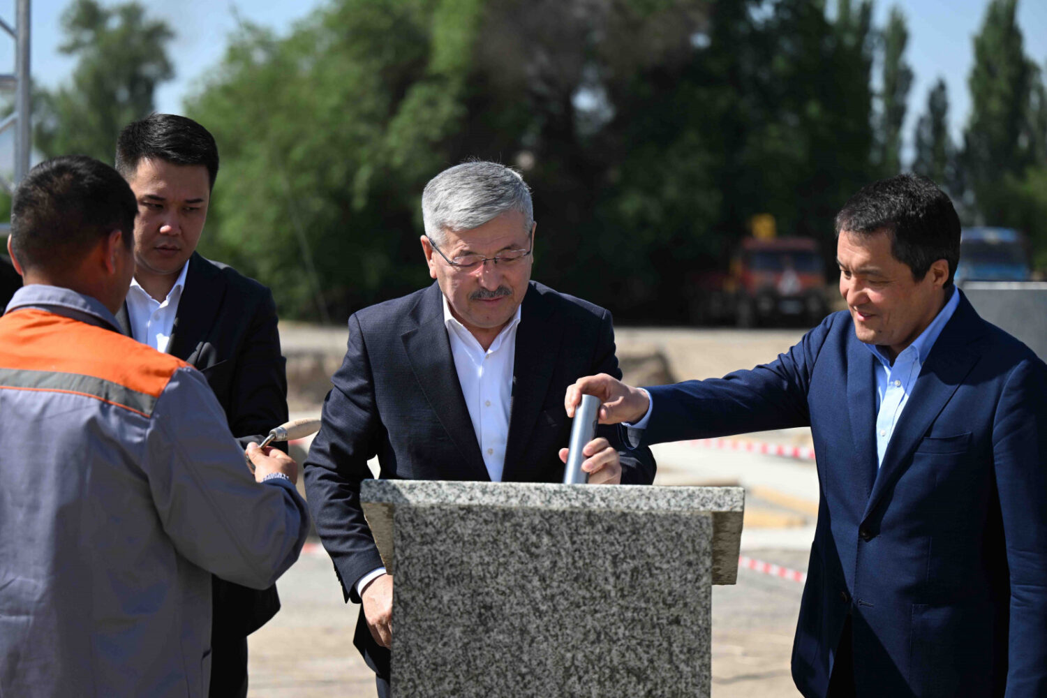 Глава Кабмина Адылбек Касымалиев заложил капсулу под строительство школы на 900 мест в городе Талас