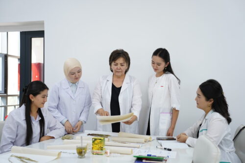 ОшМПУ – КЫЛЫМДЫК ТАЖРЫЙБА МЕНЕН ПЕДАГОГДОРДУ ДАЯРДООЧУ УСТАКАНА