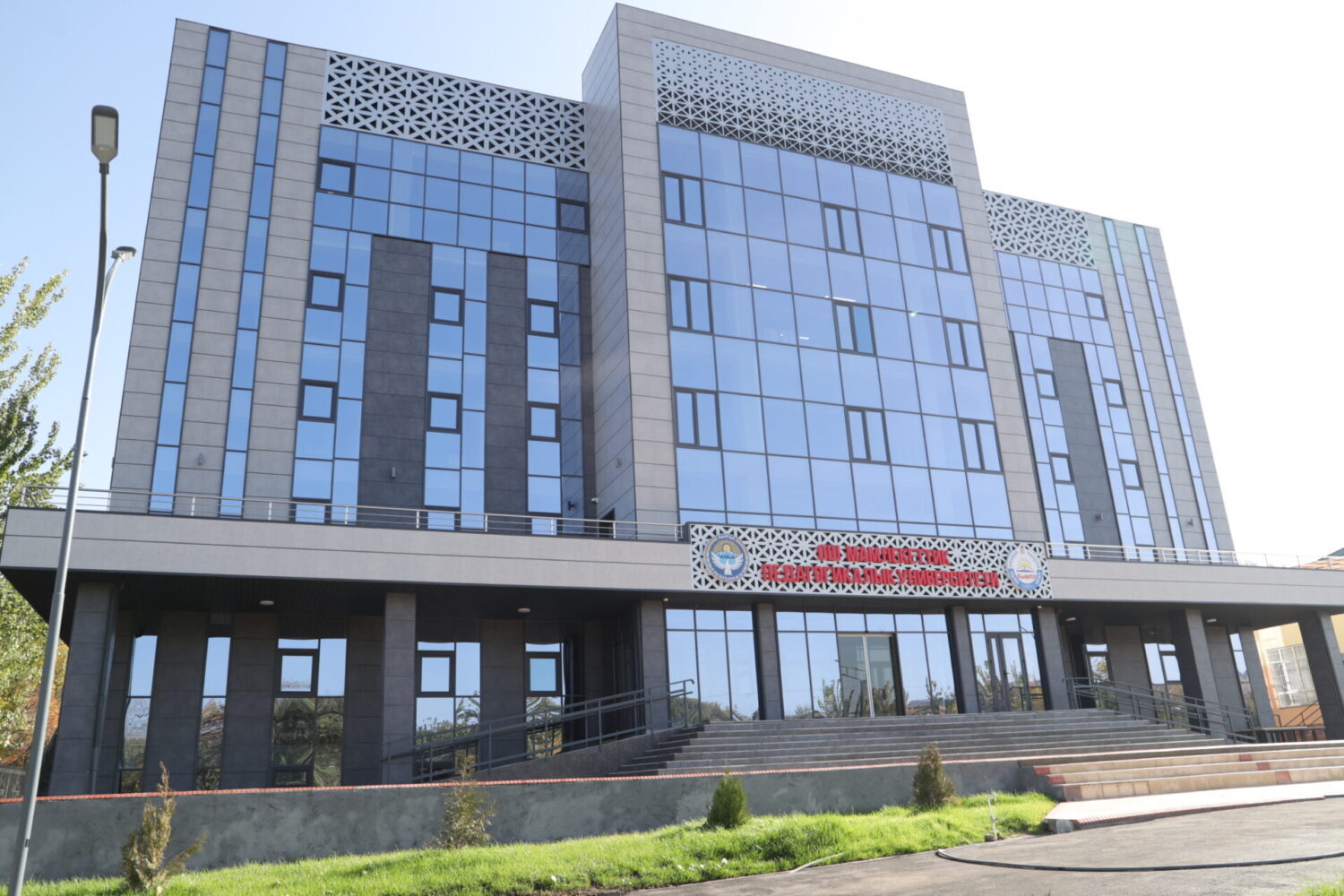 ОшМПУ – КЫЛЫМДЫК ТАЖРЫЙБА МЕНЕН ПЕДАГОГДОРДУ ДАЯРДООЧУ УСТАКАНА