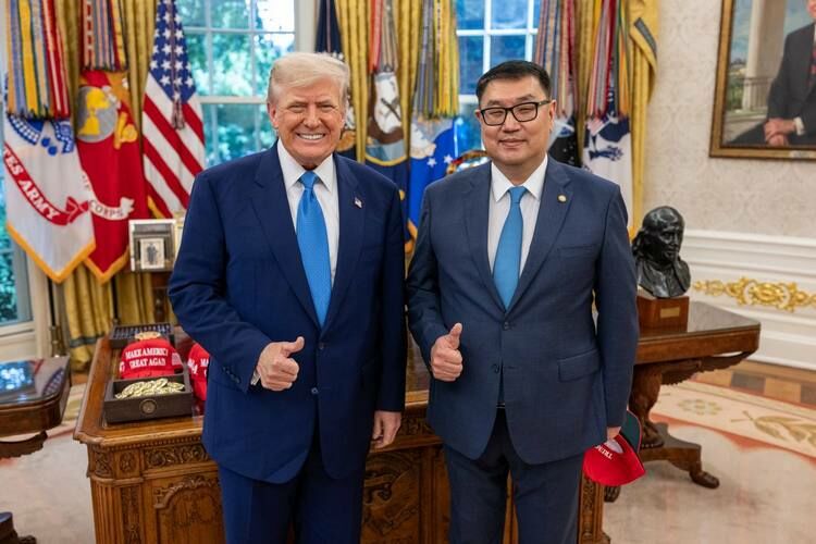 ТРАМПКА КЫРГЫЗСТАНДЫН ЭЛЧИСИ  ИШЕНИМ ГРАМОТАСЫН ТАПШЫРДЫ