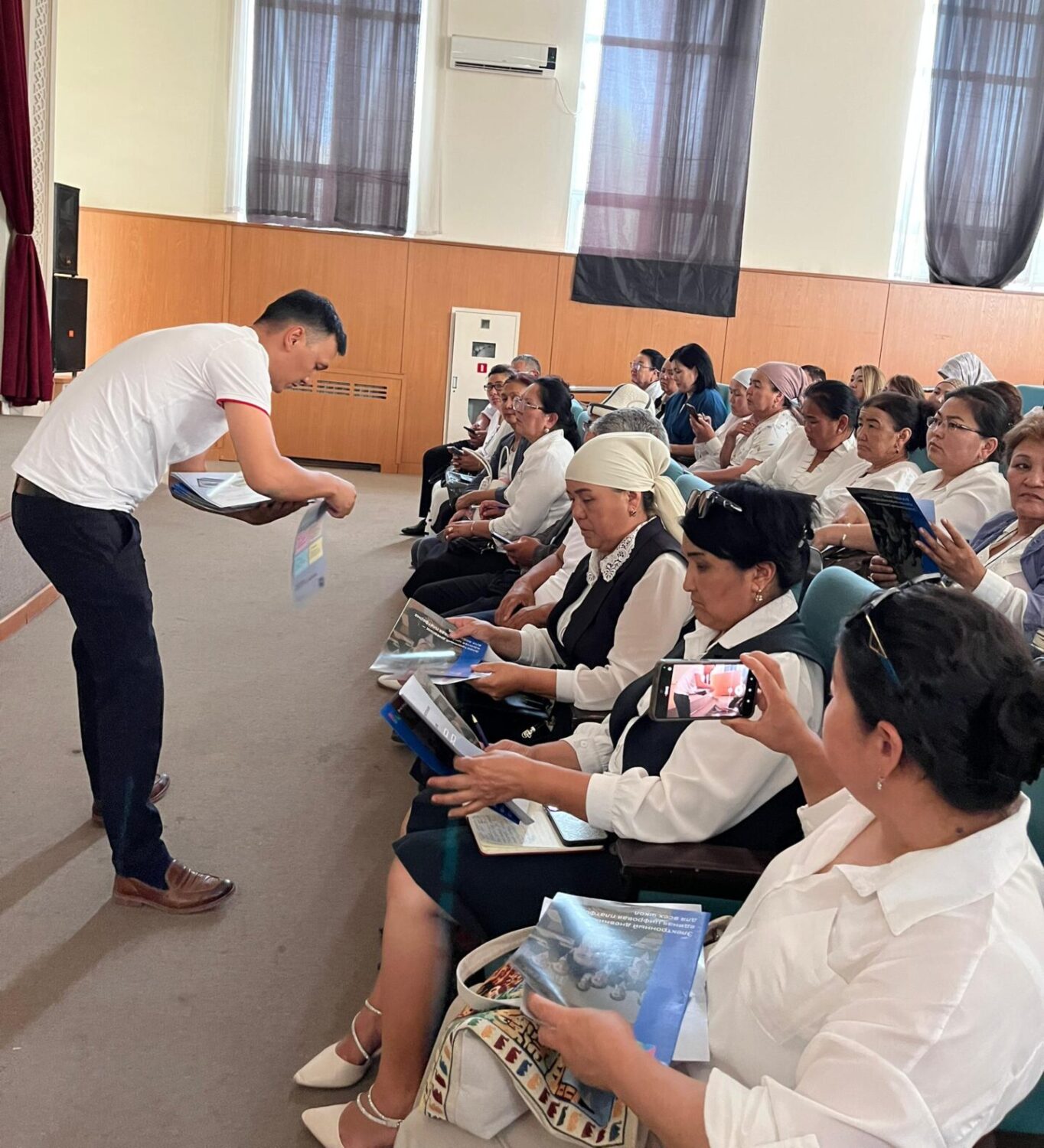 Педагогдор санариптик билим берүү платформаларын үйрөнүүдө