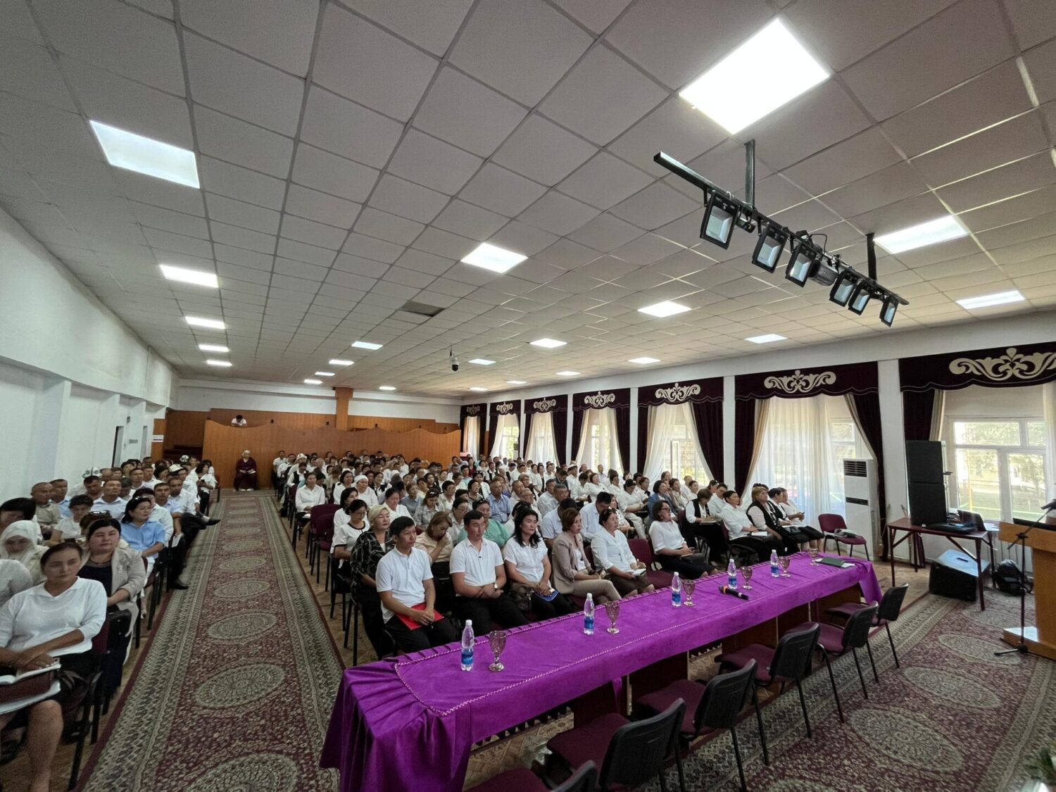 Педагогдор санариптик билим берүү платформаларын үйрөнүүдө