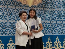 Талас: ЖРТдан жогорку балл алган окуучулар менен алардын мугалимдери сыйланды