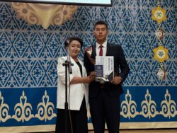 Талас: ЖРТдан жогорку балл алган окуучулар менен алардын мугалимдери сыйланды