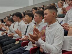 Талас: ЖРТдан жогорку балл алган окуучулар менен алардын мугалимдери сыйланды