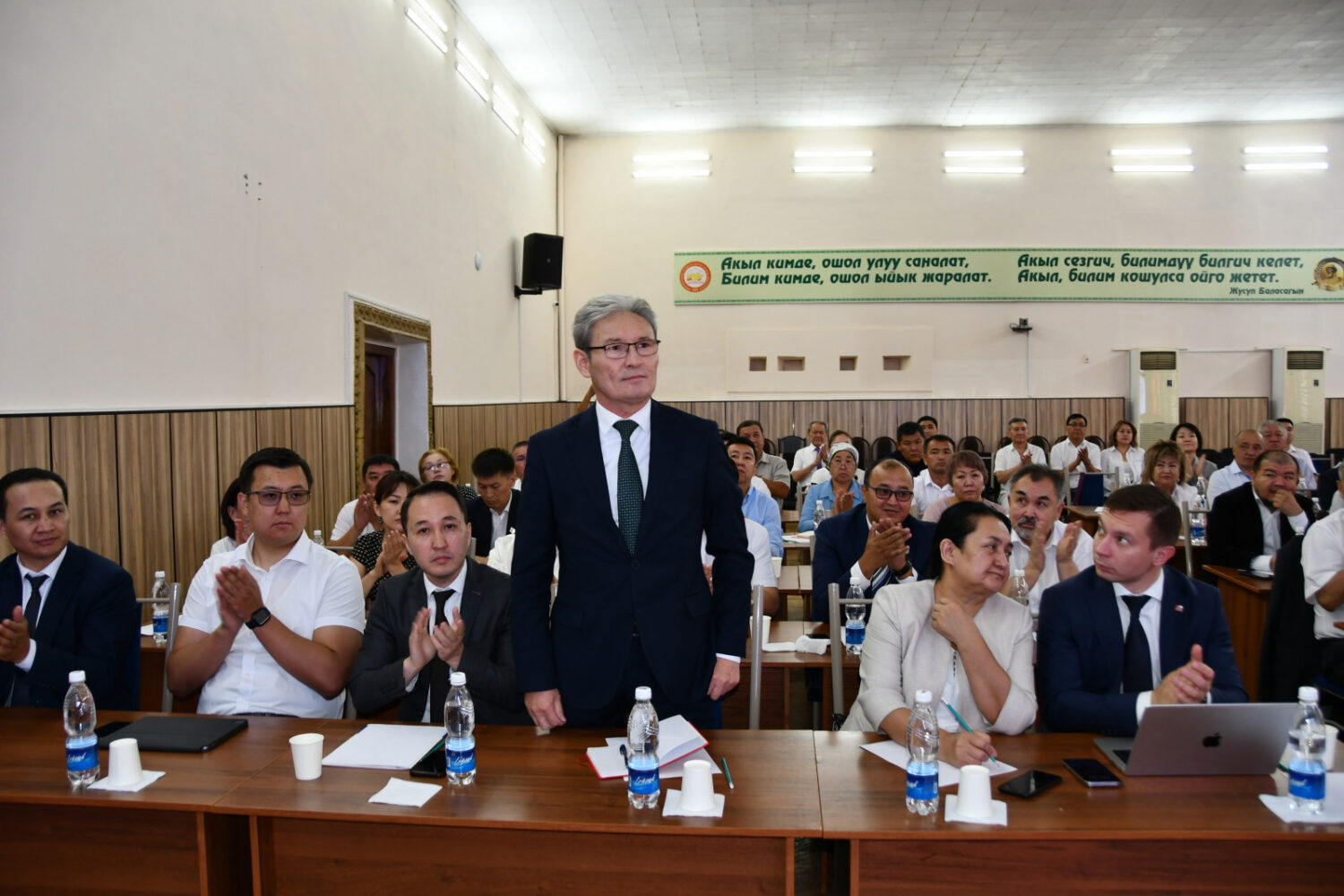 Эдиль Байсалов Билим берүү, илим жана инновациялар министринин жаңы орун басарларын тааныштырды