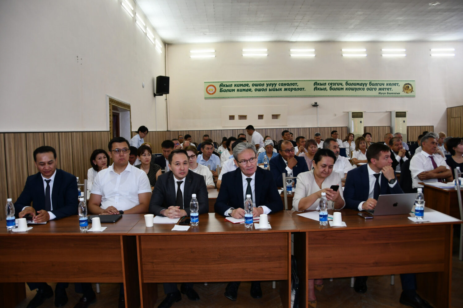 Эдиль Байсалов Билим берүү, илим жана инновациялар министринин жаңы орун басарларын тааныштырды