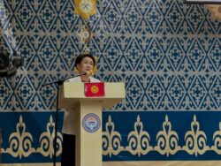 Талас: ЖРТдан жогорку балл алган окуучулар менен алардын мугалимдери сыйланды