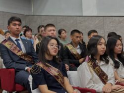 Талас: ЖРТдан жогорку балл алган окуучулар менен алардын мугалимдери сыйланды