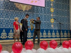 Талас: ЖРТдан жогорку балл алган окуучулар менен алардын мугалимдери сыйланды