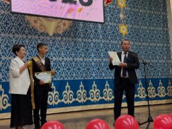 Талас: ЖРТдан жогорку балл алган окуучулар менен алардын мугалимдери сыйланды