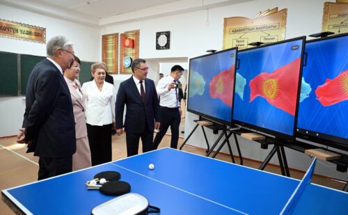 КЫРГЫЗСТАН ЖАНА КАЗАКСТАНДЫН ПРЕЗИДЕНТТЕРИ БИШКЕКТЕГИ КЕМЕЛ ТОКАЕВ АТЫНДАГЫ МЕКТЕП-ГИМНАЗИЯГА БАРЫШТЫ