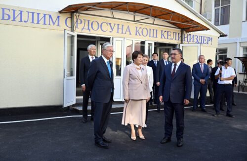 КЫРГЫЗСТАН ЖАНА КАЗАКСТАНДЫН ПРЕЗИДЕНТТЕРИ БИШКЕКТЕГИ КЕМЕЛ ТОКАЕВ АТЫНДАГЫ МЕКТЕП-ГИМНАЗИЯГА БАРЫШТЫ