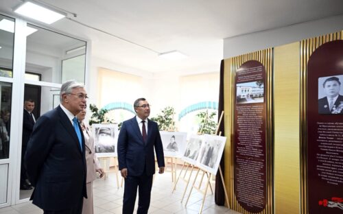 КЫРГЫЗСТАН ЖАНА КАЗАКСТАНДЫН ПРЕЗИДЕНТТЕРИ БИШКЕКТЕГИ КЕМЕЛ ТОКАЕВ АТЫНДАГЫ МЕКТЕП-ГИМНАЗИЯГА БАРЫШТЫ