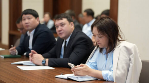 АДЫЛБЕК КАСЫМАЛИЕВ: “ЖЕТКИЛИКТҮҮ БИЛИМ БЕРҮҮ ЖАНА МЕКТЕПТЕРДИН ЖЕТИШСИЗДИГИН ЖОЮУ - БИЗДИН НЕГИЗГИ МИЛДЕТТЕРИБИЗ”