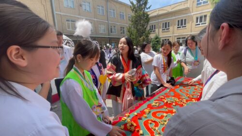 АТА-ЭНЕ МЕНЕН МУГАЛИМ-ӨНӨКТӨШПҮ ЖЕ АТААНДАШПЫ?