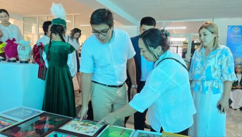 77 МУГАЛИМГЕ "АЛТЫН КАЗЫК" НОУТБУКТАРЫ ТАПШЫРЫЛДЫ