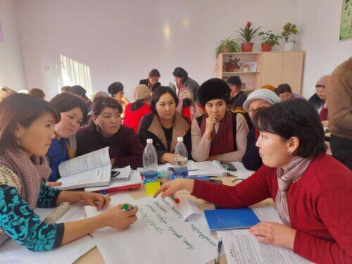 30 МИҢДЕН АШУУН МУГАЛИМ ЖАҢЫ СТАНДАРТТАР БОЮНЧА ДАЯРДЫКТАН ӨТТҮ