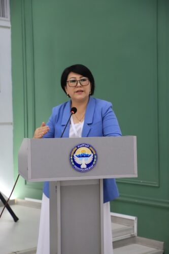 НУРЗИДА КАСЫМОВА: "БАЛА БАКЧАДА БААРЫ ОЮН АРКЫЛУУ ЖҮРГҮЗҮЛӨТ"