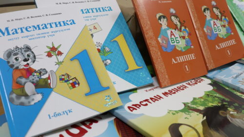 МЕКТЕПТЕР ЖАҢЫ ОКУУ КИТЕПТЕРИ МЕНЕН КАМСЫЗДАЛАТ