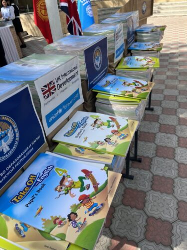 МЕКТЕПТЕР ЖАҢЫ ОКУУ КИТЕПТЕРИ МЕНЕН КАМСЫЗДАЛАТ